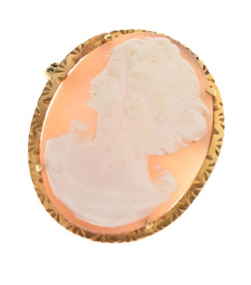 Lot 32 - Modern 9ct gold shell cameo brooch