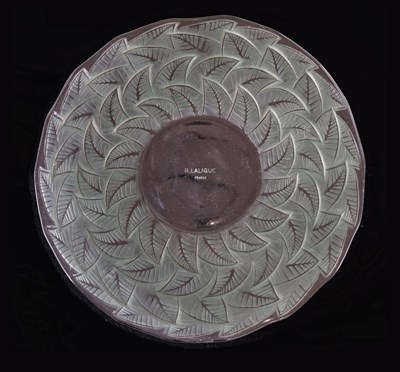 Lot 442 - Lalique glass 'Ormeaux' pattern plate