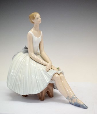 Lot 423 - Lladro porcelain figure - 'Refinement', 8243