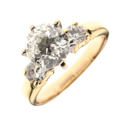 Lot 16 - Three stone diamond ring