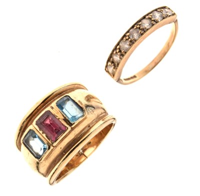 Lot 21 - '9ct' garnet and blue topaz-coloured stone set ring