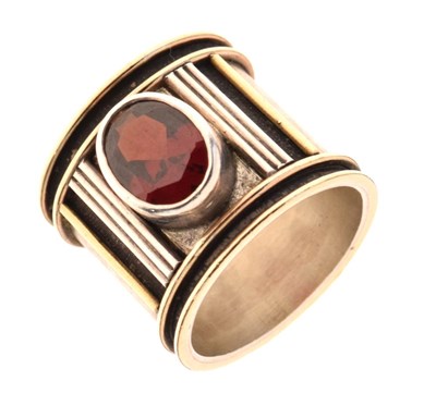 Lot 9 - White metal ring set an oval faceted garnet