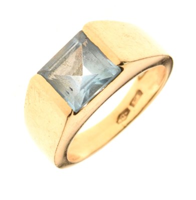 Lot 14 - '750' ring set single blue topaz