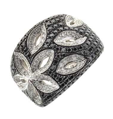 Lot 43 - Diamond and black diamond ring