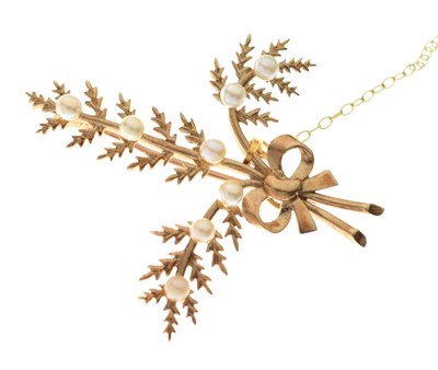 Lot 41 - 9ct gold pearl set brooch