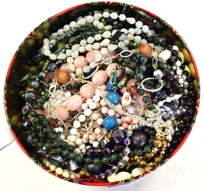 Lot 83 - Quantity of costume jewellery