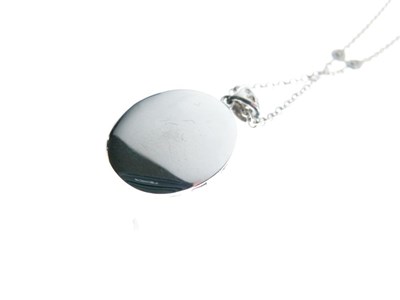 Lot 40 - 18ct white gold oval locket