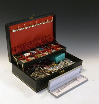 Lot 84 - Quantity of costume jewellery