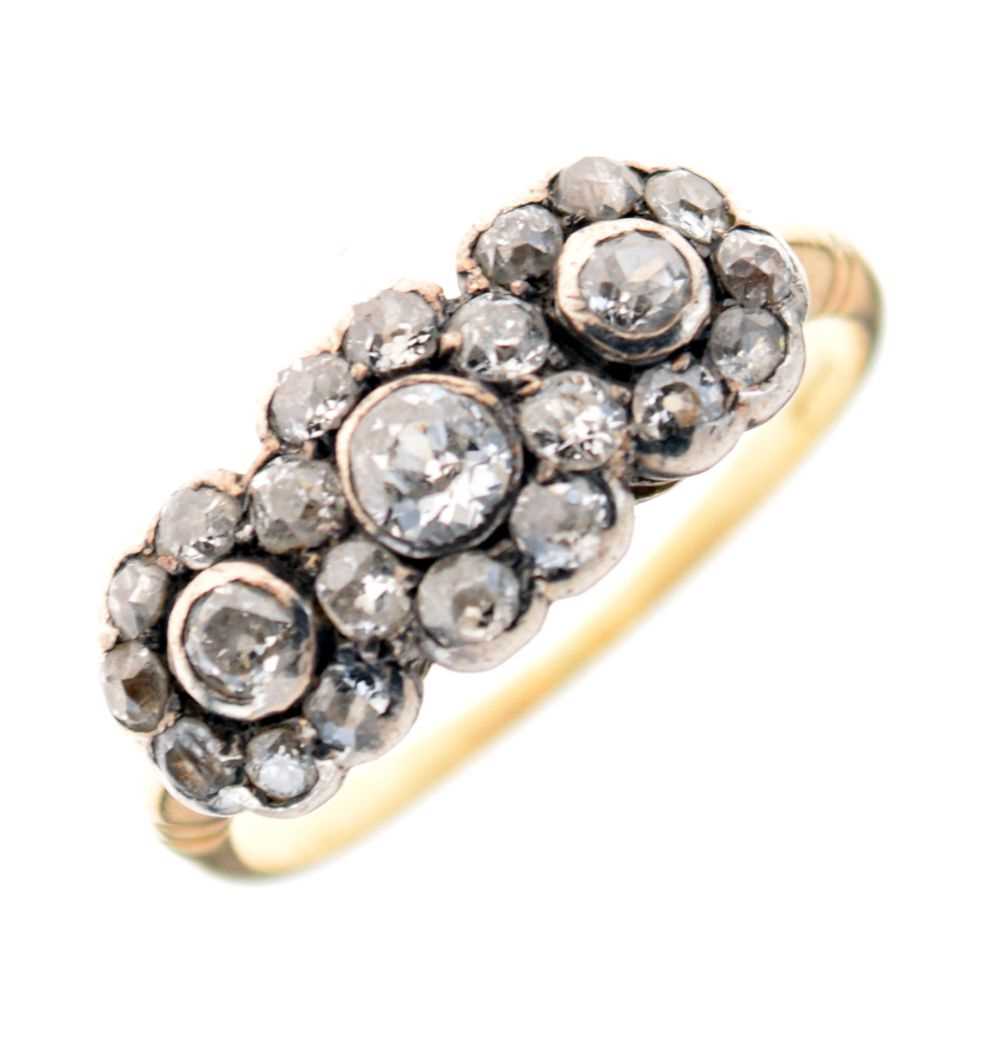 Lot 14 - Late Victorian diamond triple cluster ring