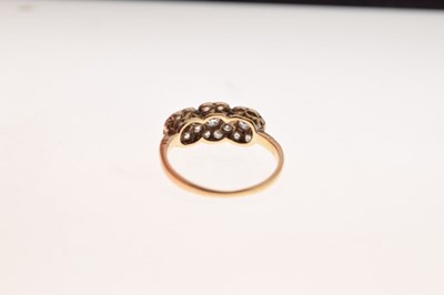 Lot 14 - Late Victorian diamond triple cluster ring