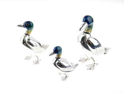 Lot 114 - Set of three Saturno silver and enamel ducks