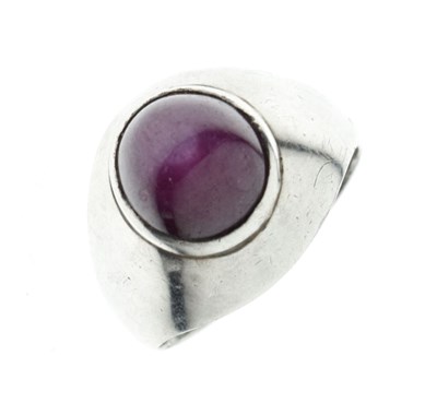 Lot 4 - Star ruby set ring