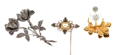 Lot 74 - Three various brooches