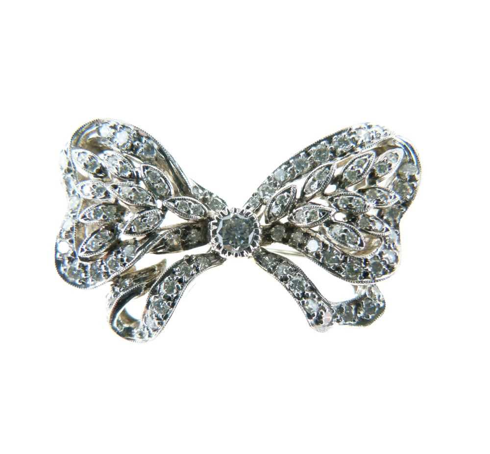 Lot 31 - Diamond bow brooch