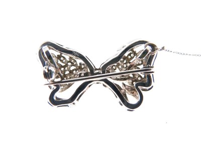 Lot 31 - Diamond bow brooch