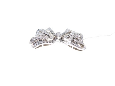 Lot 31 - Diamond bow brooch