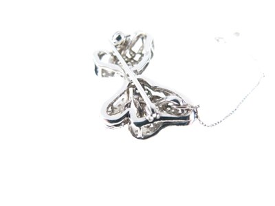 Lot 31 - Diamond bow brooch