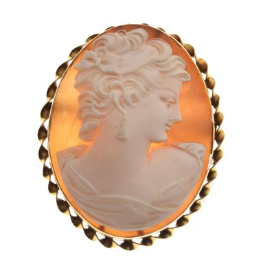 Lot 61 - Cameo brooch