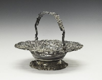 Lot 76 - George IV silver cake basket, Robert Gainsford, Sheffield 1822