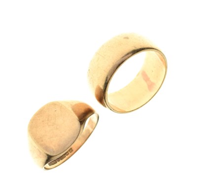 Lot 39 - Gentleman's 9ct gold signet ring and wedding band, 13.3g gross approx