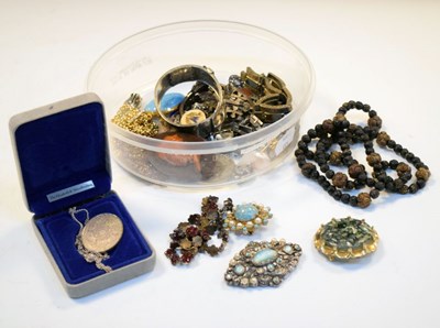 Lot 94 - Collection of costume jewellery