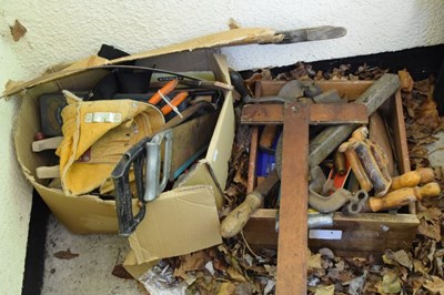 Lot 766 - Quantity of vintage hand tools to include planes, spirit levels, etc