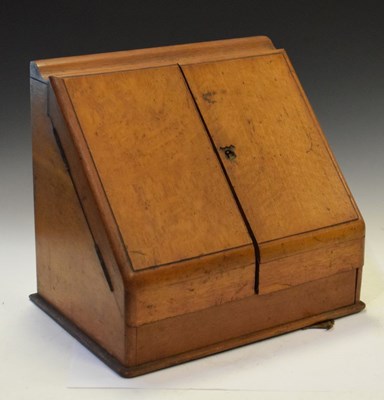 Lot 679 - 20th Century Oak table-top stationery box