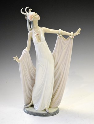 Lot 460 - Lladro porcelain figure - 'Grand Dame'