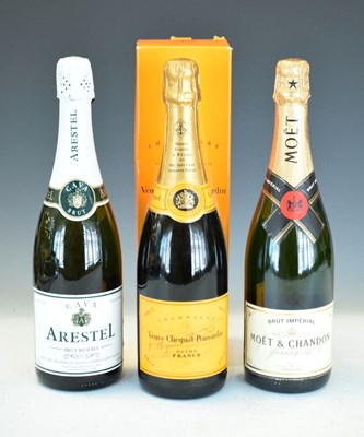 Lot 513 - Moet & Chandon Brut Champagne, Veuve Cliquot  & Arestel Brut Reserva Cava