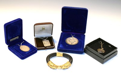 Lot 103 - Franklin Mint Limited edition bangle, two cased Royal pendants, ingot, etc.