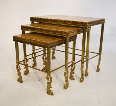 Lot 654 - Nest of three onyx tables